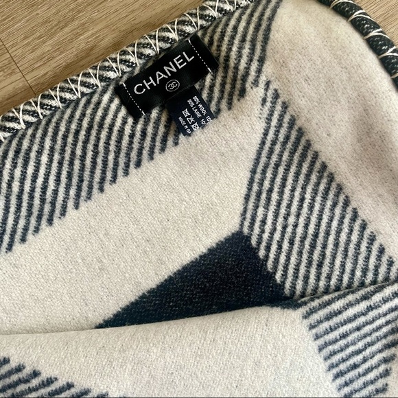 Chanel Blanket Throw CC Logo - Picture 9 of 12